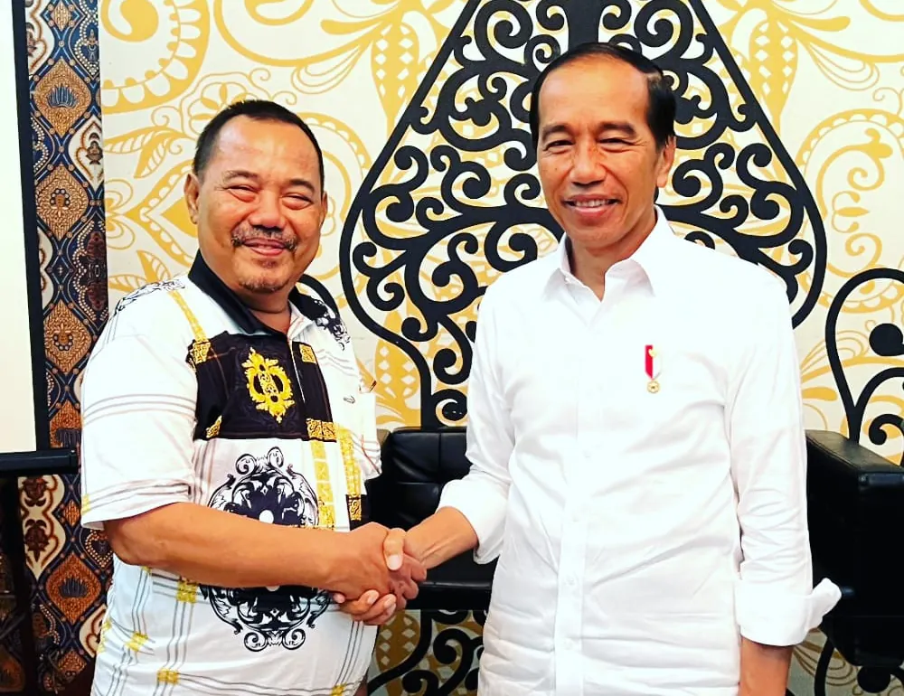 Ketua Umum RKIH berjabat tangan dengan Joko Widodo